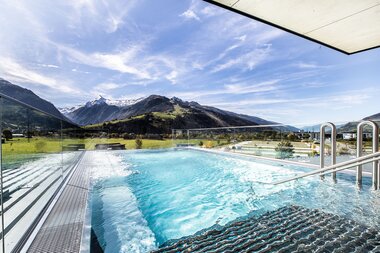Panoramapool mit Blick auf Kaprun | © TAUERN SPA Zell am See - Kaprun