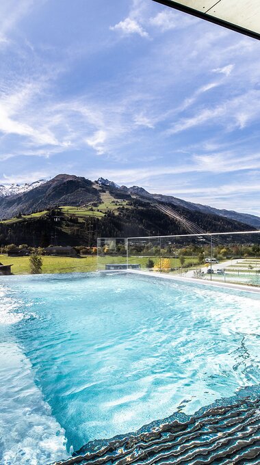 Panoramapool mit Blick auf Kaprun | © TAUERN SPA Zell am See - Kaprun